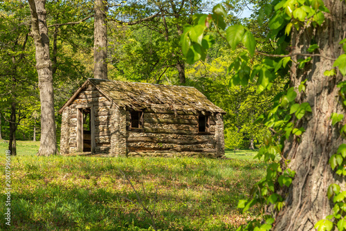Vászonkép Reconstructed Revolutionary War soldiers’ hut in a wooded area at Valley Forge National Historical Park in Pennsylvania, representing military encampment life during the American Revolution
