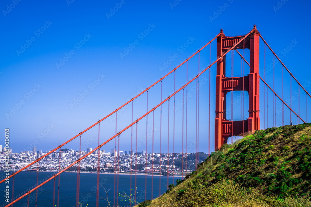 Fototapeta premium golden gate bridge on a sunny day with blue sky and San Francisco city view in the background