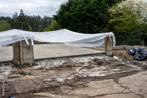 Foto New residential house foundation construction, concrete slab poured and covered