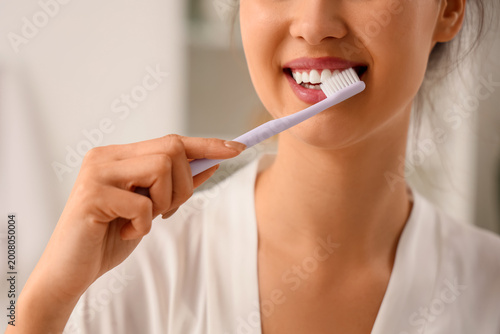Beautiful young woman brush...
