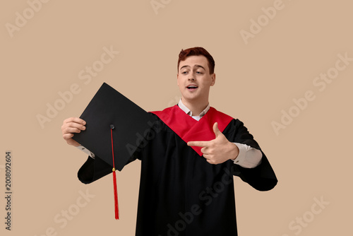 Male graduating student poi...