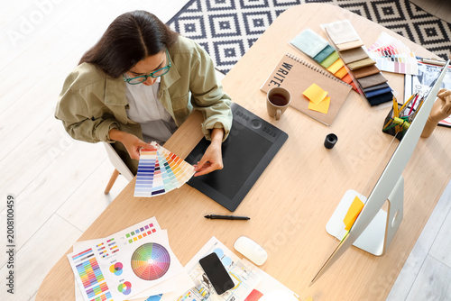 Female interior designer wo...