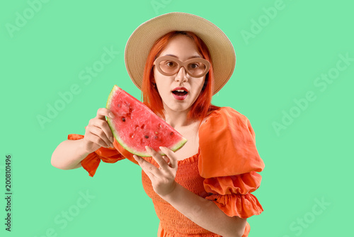 Shocked young woman with fr...