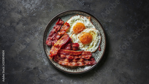 Foto delicious breakfast plate of crispy bacon and fried eggs