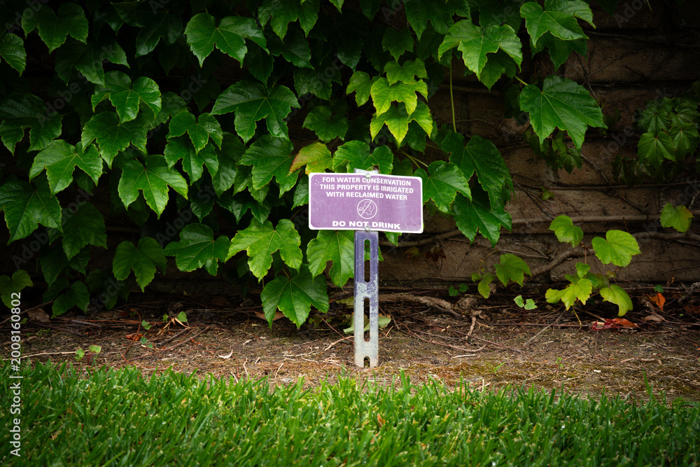 Ταπετσαρία Purple sign warns that property is irrigated with reclaimed water