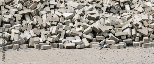 Foto A large pile of grey concrete bricks at a construction site ready for building