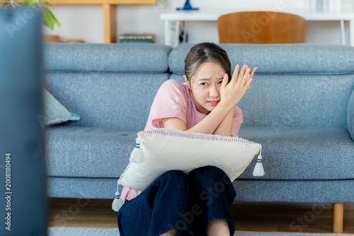 リビングでテレビを見る若い女性