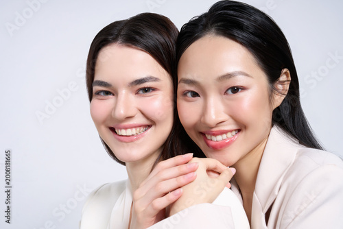 アジア人と欧米人の2人の美しい女性のポートレート