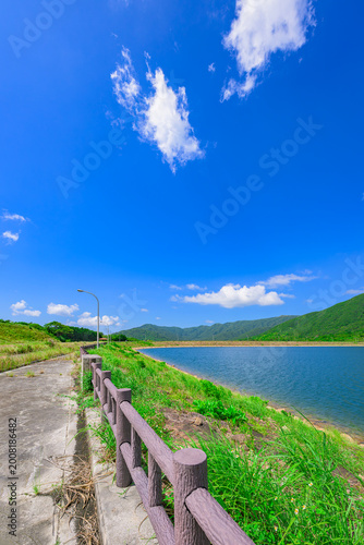 白い雲と青い湖面が映える名蔵ダム湖畔の風景　石垣島