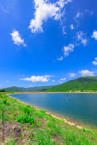 白い雲と青い湖面が映える名蔵ダム湖畔の風景　石垣島
