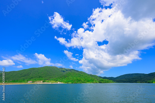 白い雲と青い湖面が映える名蔵ダム湖畔の風景　石垣島