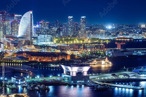 横浜市、横浜マリンタワーから眺める夜景（大さん橋・赤レンガ倉庫方向）