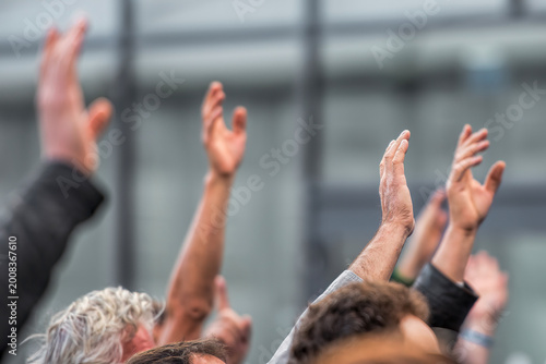 vote by show of hands