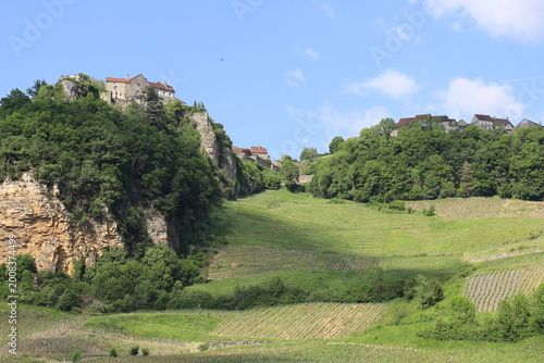 Vue d'ensemble du village, village de Château Chalon, département du Jura, France