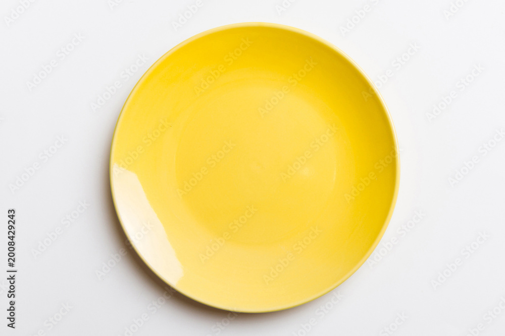 Εκτύπωση καμβά Top view of isolated of colored background empty round yellow plate for food