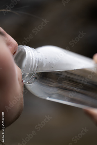 Fotografía Close-up woman drinking water from bottle in soft daylight, wellness and hydration