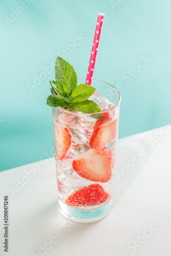 Photos Fresh strawberry infused water with herbs on blue background with copy space