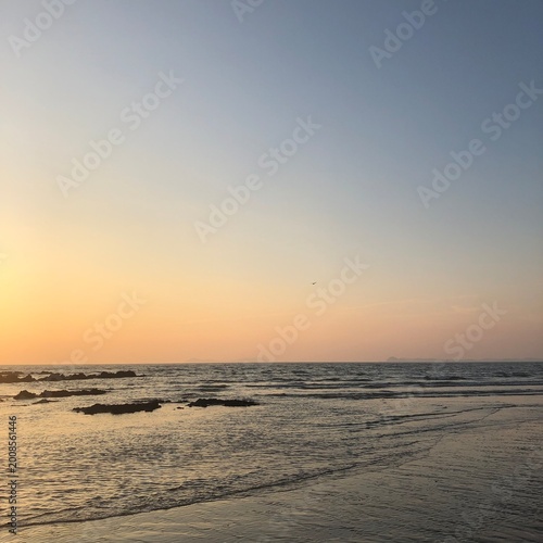 Foto Sunset Ocean Horizon, Golden Sky over Sea, 노을 바다 감성
Dramatic Sunset over Calm Oc