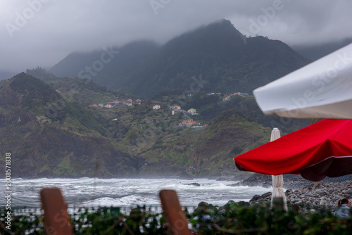 Foto Rocky Madeira north coast with Atlantic waves and village terraces