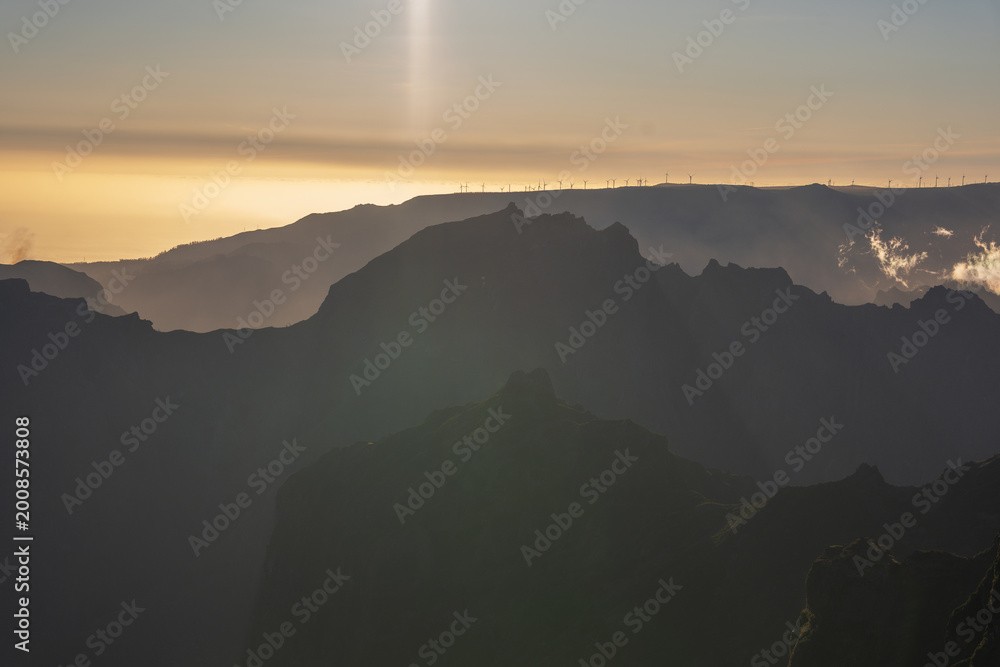 Obraz premium Wind turbines on Madeira highlands near Pico do Areeiro and Pico Ruivo