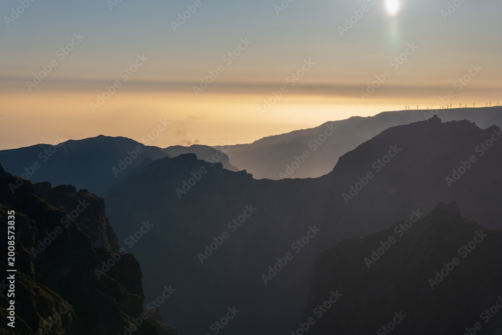 Obraz premium Dawn over Madeira ridges near Pico do Arieiro and Pico Ruivo