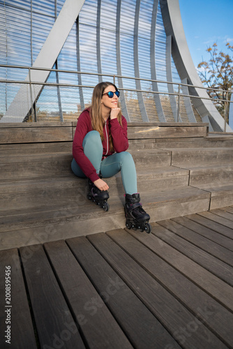 фотографія Woman preparing to rollerblade on arganzuela footbridge