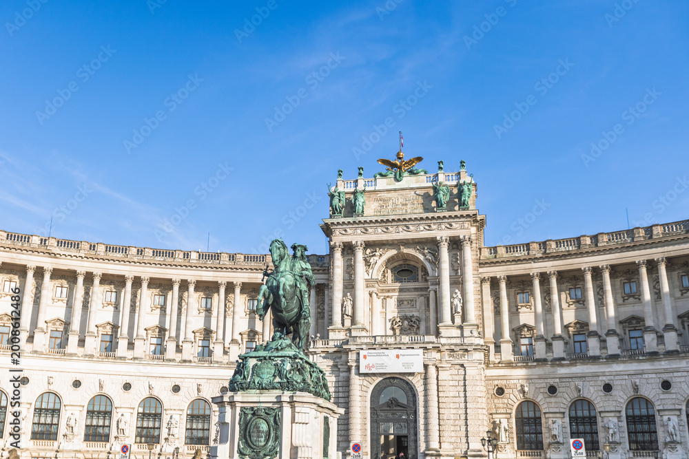 Obraz premium Prince Eugene of Savoy monument in front of Hofburg Palace in Vienna
