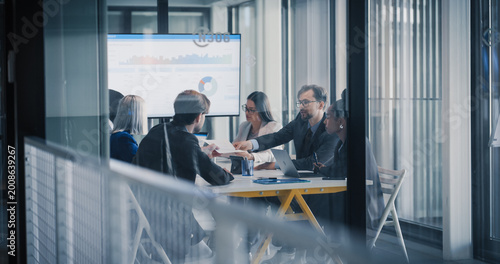 Fotografia Business Team Meets in a Glass Conference Room to Review Financial Dashboards, S