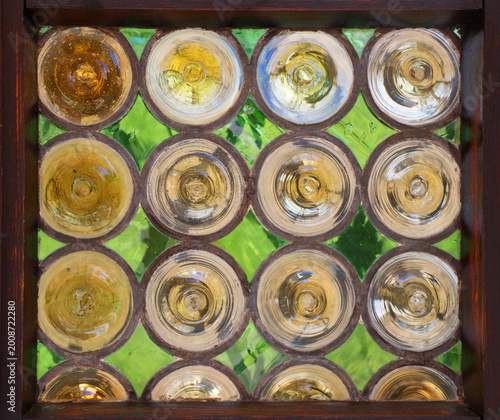 Quadro su tela Abstract vintage tainted glass block window with circular patterns and green background