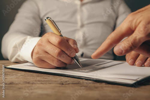 Foto businessman signing contract in office