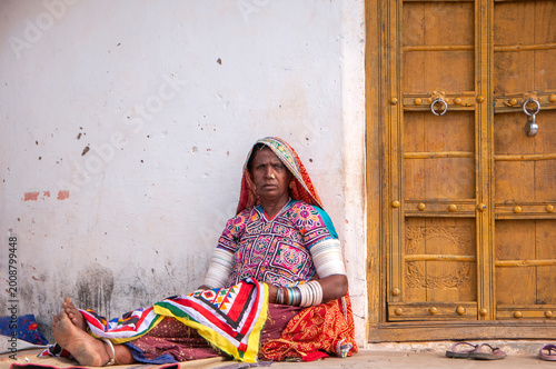 Fotografía Tribal woman working her traditional handicrafts by embroidering colorful thread