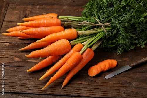 Fotografía Carrots are biennial plants in the umbellifer family, Apiaceae