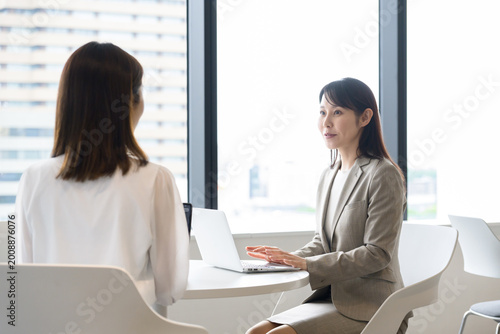 オフィスで打ち合わせをする日本人女性