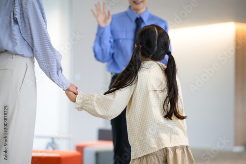 Photos 警備員に手を振る日本人の女の子