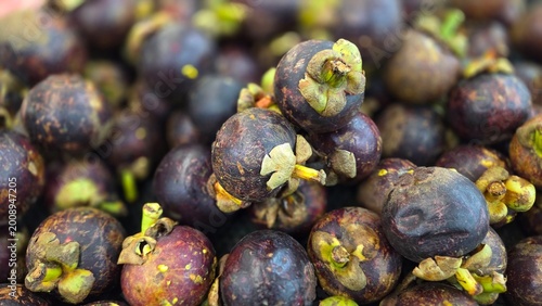 Quadro em tela Fresh mangosteen fruits piled at market stall