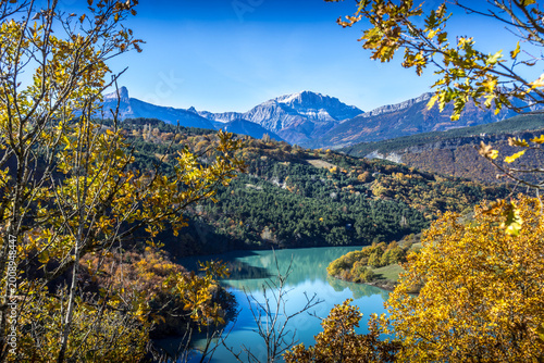 Paysage de montagne sur le lac