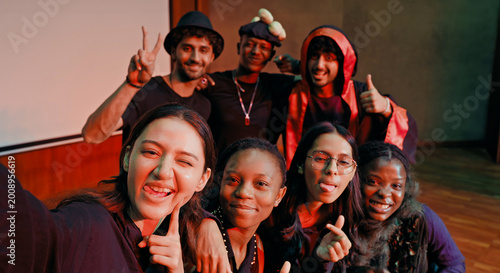 Foto Indian young adult gen z male man female look camera take selfie photos have fun joy hall stage place