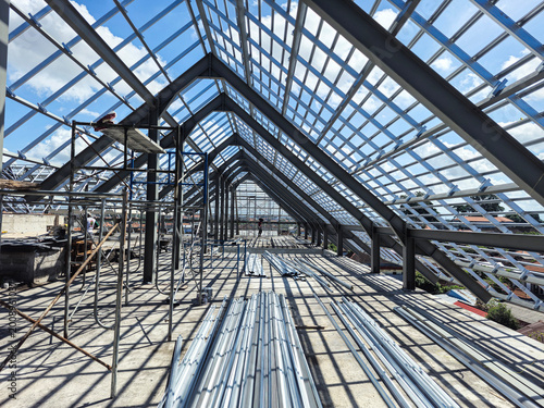 Fotografie Installation of light gauge steel roof truss system on a modern building construction site