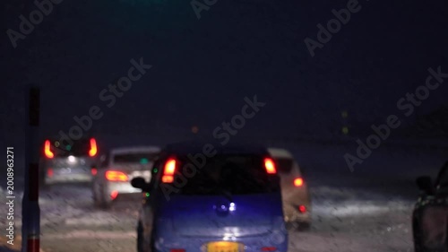 雪が降っている冬の道路　車　運転　交通　イメージ