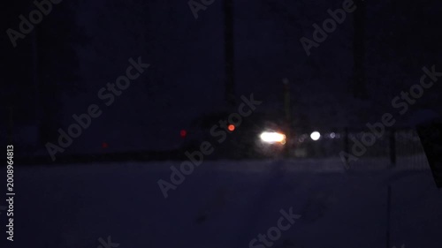 雪が降っている冬の道路　車　運転　交通　イメージ