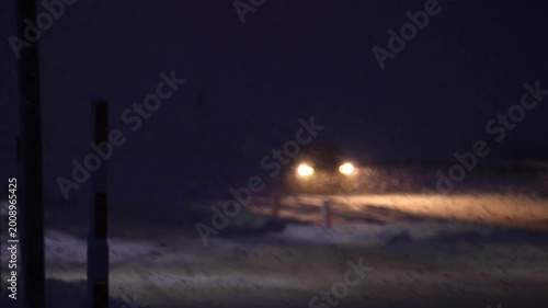 雪が降っている冬の道路　車　運転　交通　イメージ
