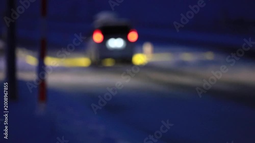 雪が降っている冬の道路　車　運転　交通　イメージ