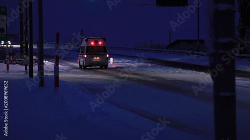 雪が降っている冬の道路　車　運転　交通　イメージ