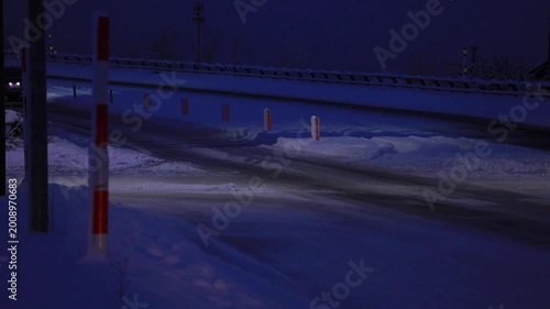 雪が降っている冬の道路　車　運転　交通　イメージ