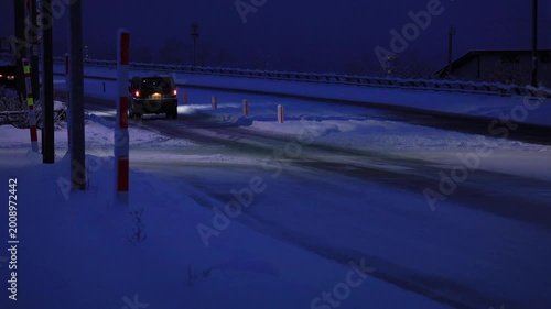 雪が降っている冬の道路　車　運転　交通　イメージ