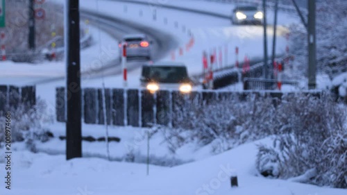 冬の情景　道路　雪が降る街　イメージ　秋田県