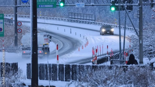 冬の情景　道路　雪が降る街　イメージ　秋田県