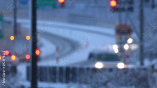 冬の情景　道路　雪が降る街　イメージ　秋田県