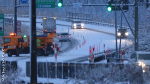 冬の情景　道路　雪が降る街　イメージ　秋田県
