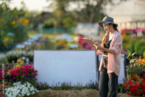 Foto Woman checking plants inventory at floriculture nursery